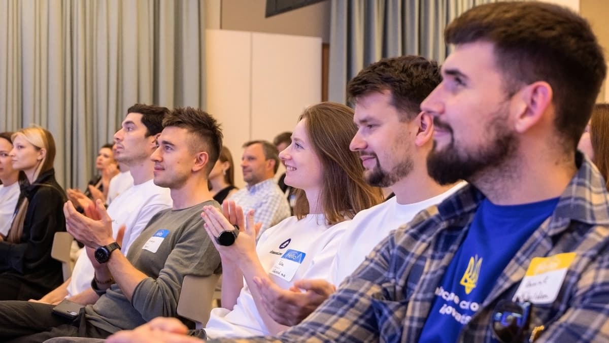 Google for Startups Ukraine Support Fund logo with Ukrainian AI startups collaborating on technology solutions.