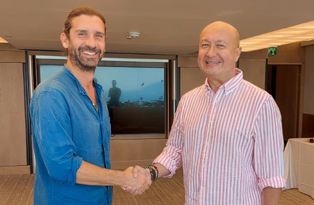 OurCrowd General Partner & Managing Director of Australia and Asia Dan Bennett and Einhorn Resources Inc CEO Jean Henri Lhuillier sign the partnership in Tel Aviv, Israel